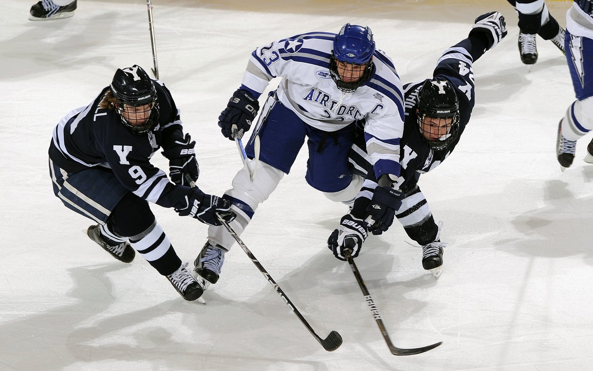 Faker×Uzi同框名场面：竞赛精神跨越赛区边界