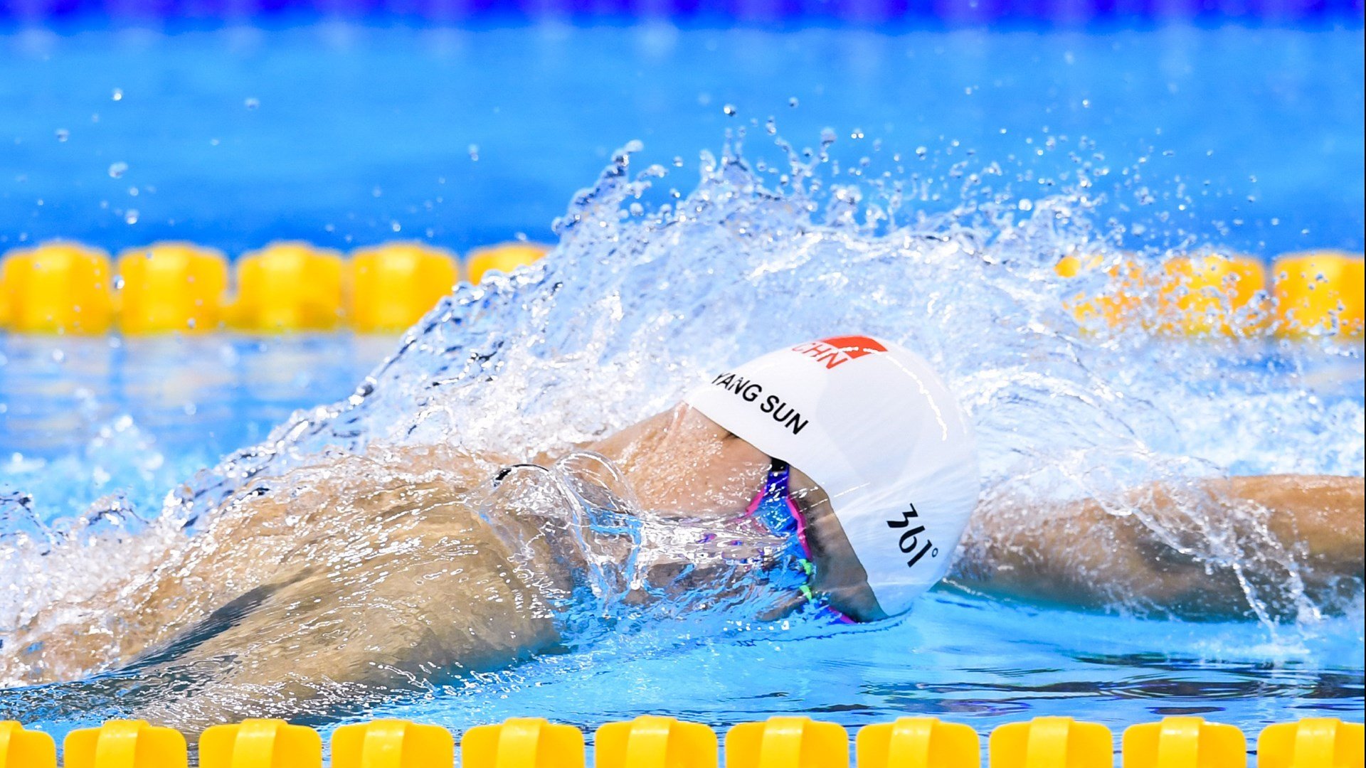 Faker×Uzi同框名场面：竞赛精神跨越赛区边界