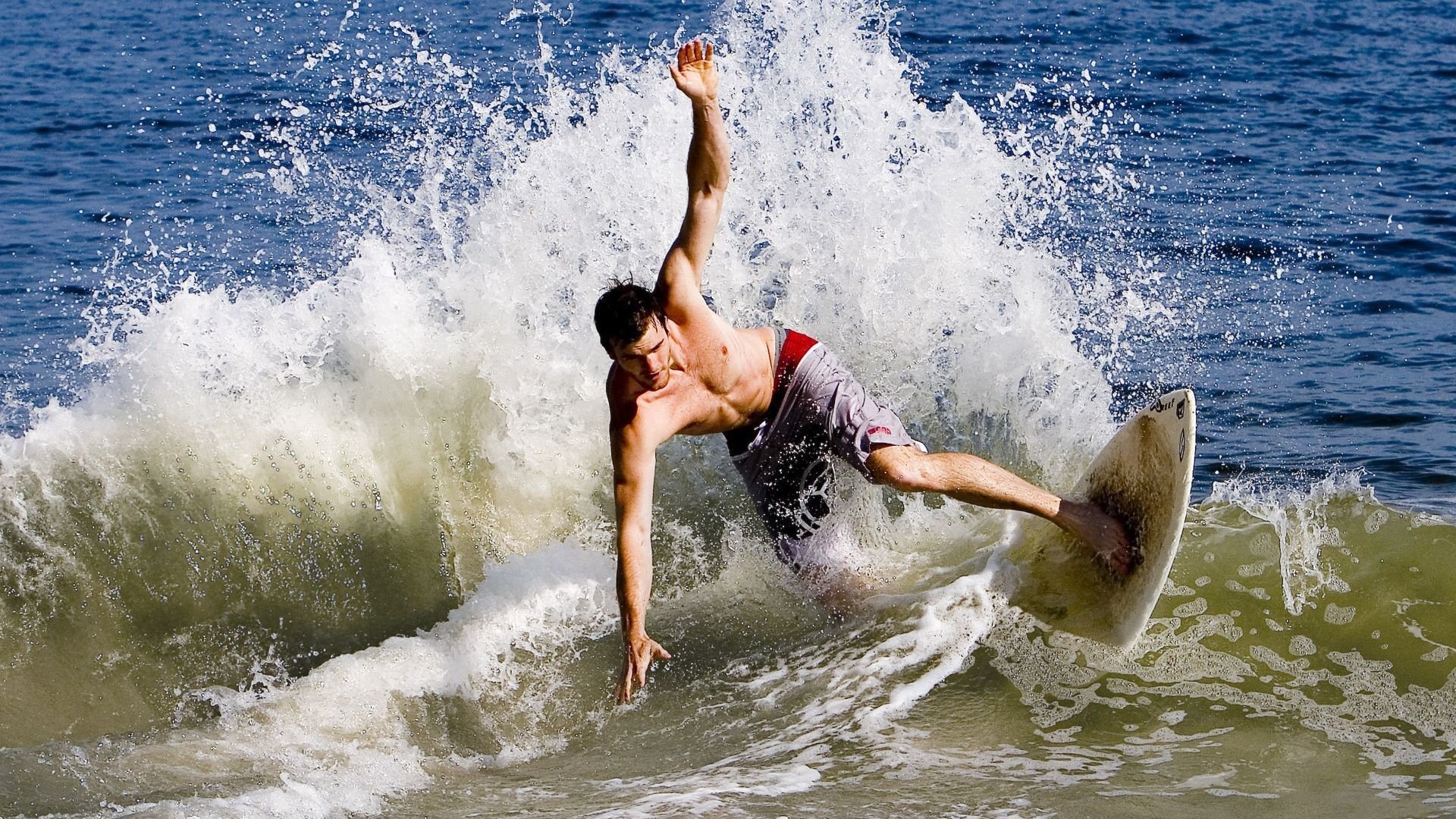 UFC队员密集进行高强度对抗，比赛模拟度提高